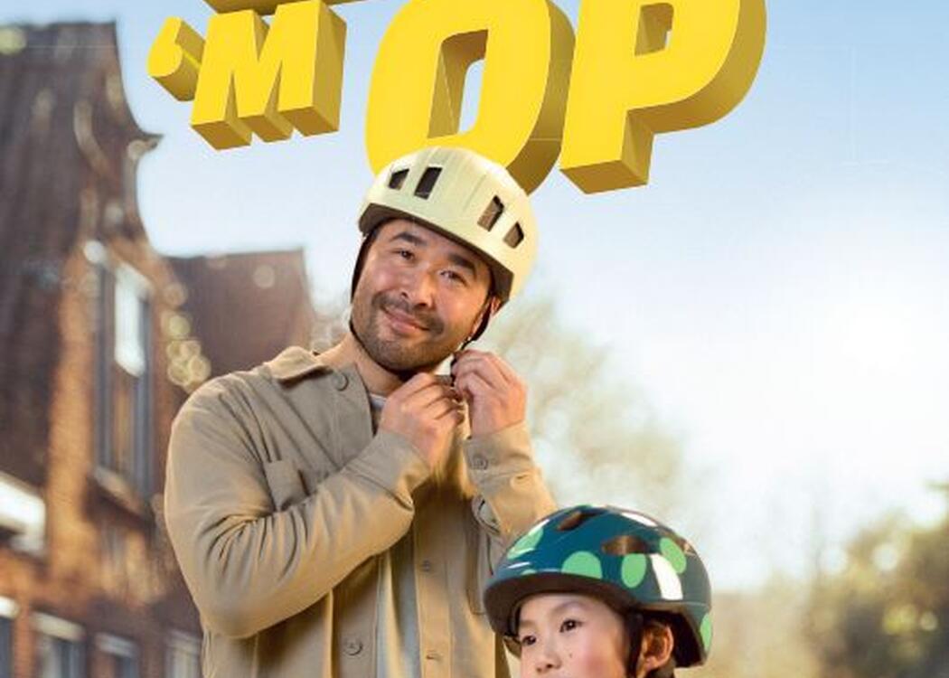 Ouder en kind zetten beide fietshelm op
