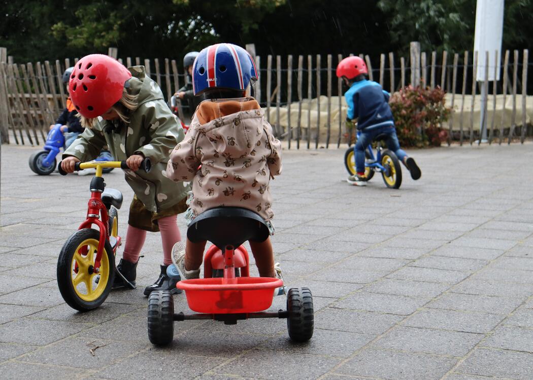 Peuters op driewielers en loopfiets