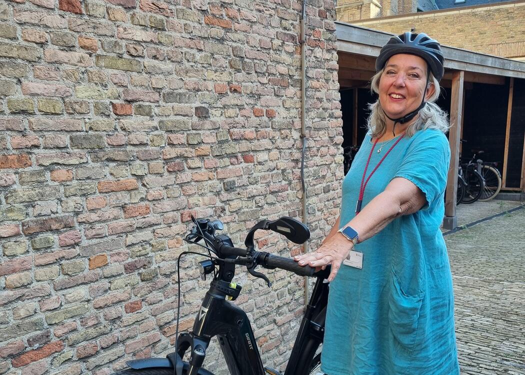 Annelien met e-bike en fietshelm