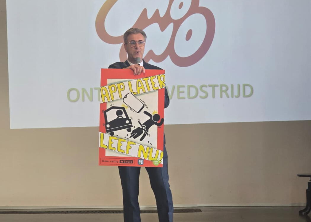 Prijswinnaar met winnende poster MONO campagneposterwedstrijd