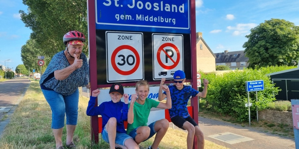 De Zomerchallenge van oma Corrie start en eindigt in Nieuw- en St. Joosland