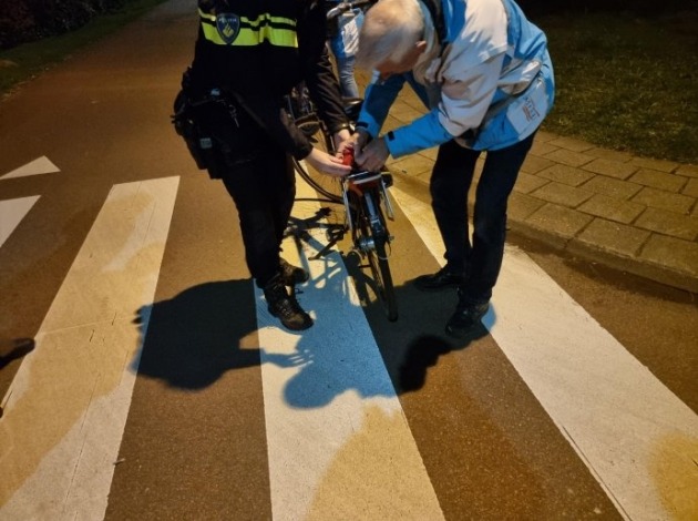 politie en VVN bevestigen fietslampjes