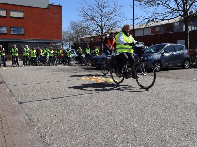 Deelnemer Doortrappen bezig op fietsparcours