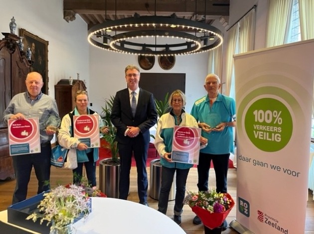 ROVZ-Pluim uitreiking met gedeputeerde en vrijwilligers VVN