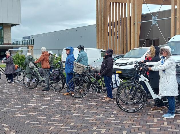 Senioren met fiets in rij op Doortrapdag Goes