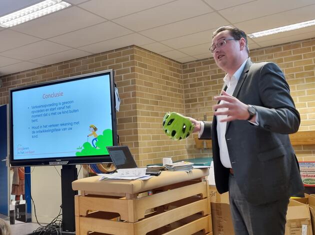 Wethouder De Buck met fietshelm bij project JongLeren