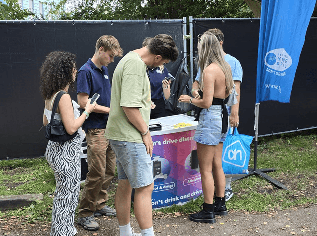 Bezoekers Groovebox festival bij Alcohol en drugstest