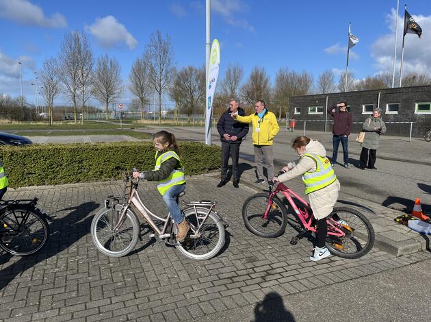 kinderen op fiets met gedeputeerde
