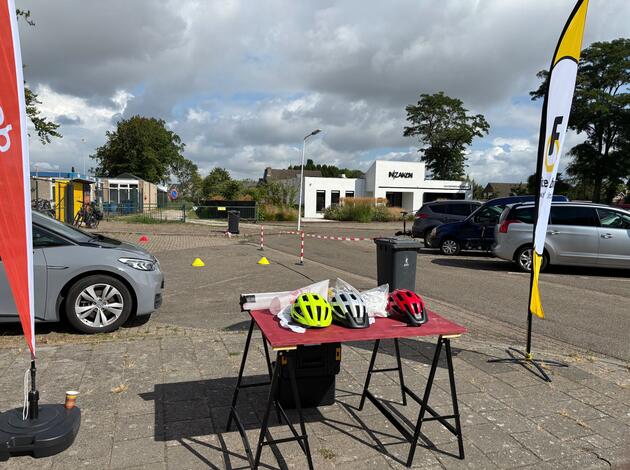 tafel met fietshelmen