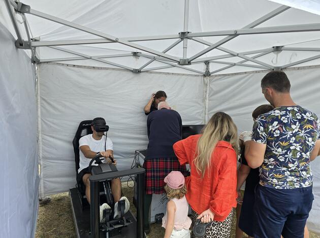 Bezoekers Highland games  op de 3D simulator