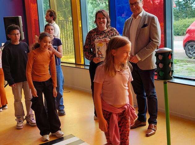 leerlingen lopen over zebrapad in de klas
